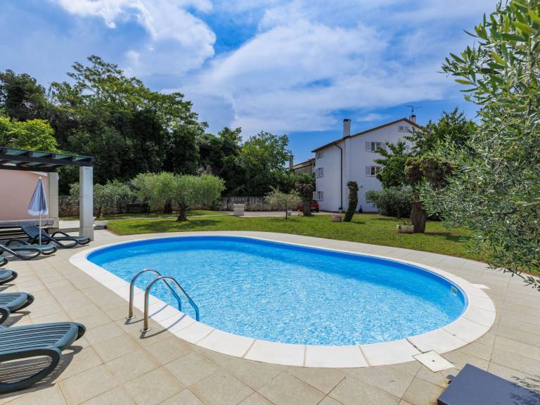 Children-friendly spacious house with yard, barbecue & private pool | Sea view | Pets allowed in Umag