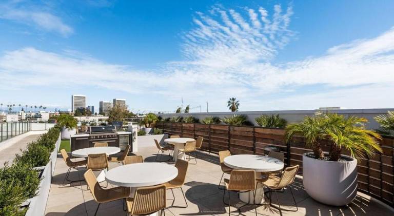 Bright 1BR with Pool View in Prime Location — photo 4
