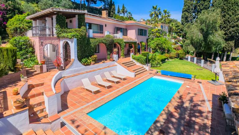 Villa with barbeque, private pool & yard | Mountain view in Torremolinos