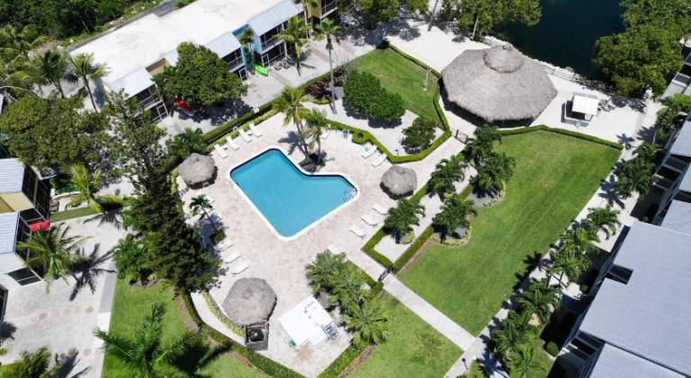 Apartment with pool — photo 4