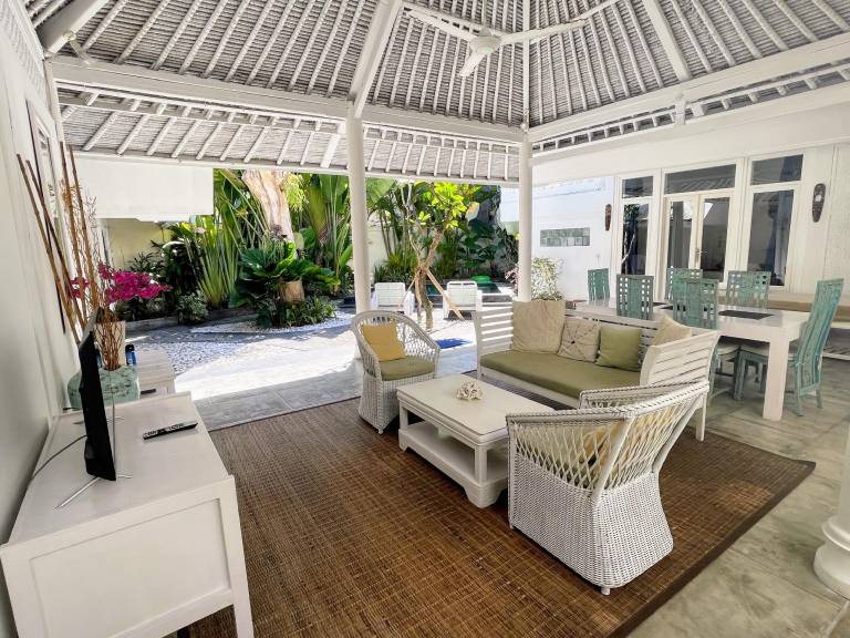 Villa with garden & pool — photo 3