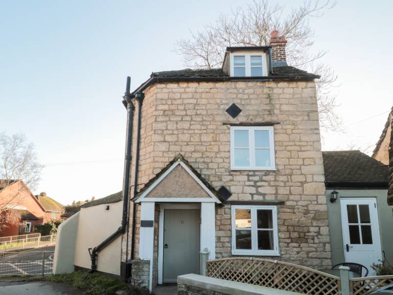 Family-friendly lovely cottage with yard | Pet-friendly in Wotton-under-Edge
