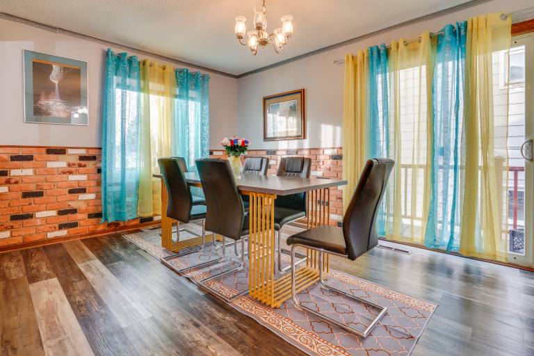 2 Mi to Dtwn St Paul Home w Private Deck & Yard