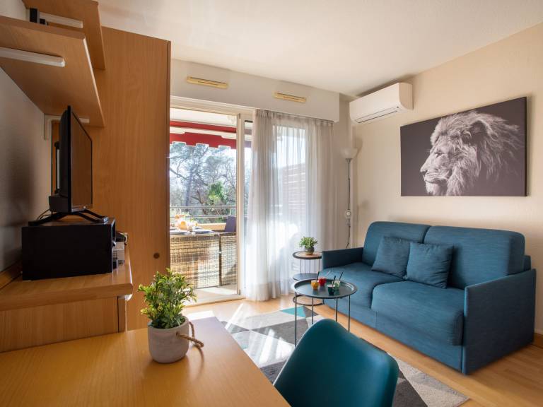 Apartment with yard, patio & pool — photo 3