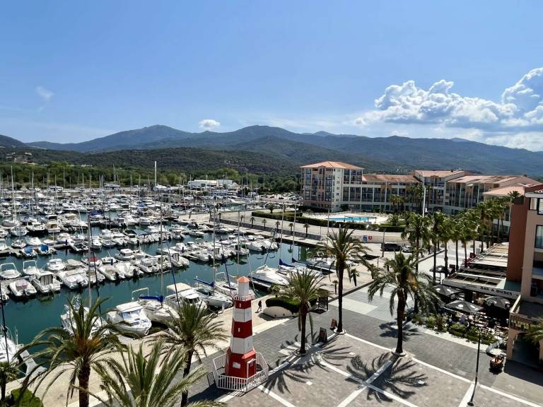 Superb 4-Room Duplex with Terrace and Parking 150m from the Sea in Collioure