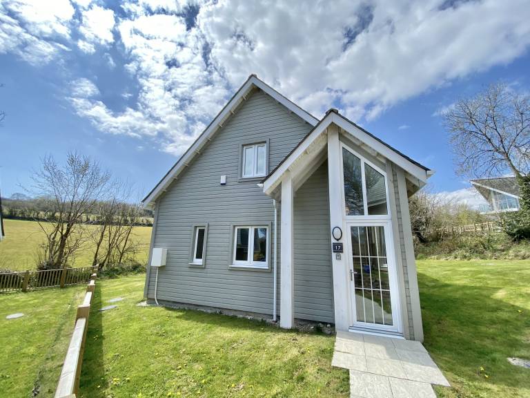 Cottage with yard — photo 2