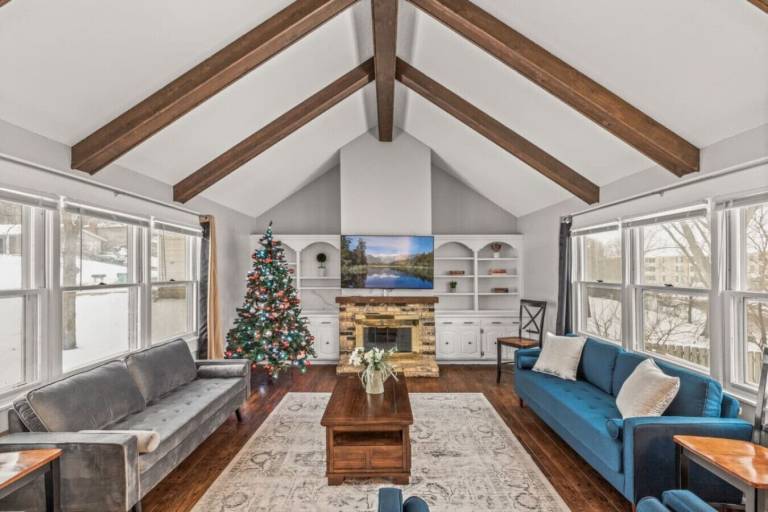 House  Lakeville