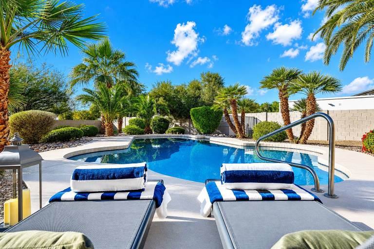 Spacious w Guest House Prime Location Private