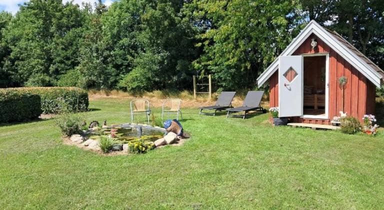 Holiday apartment with yard, grill & patio — photo 3