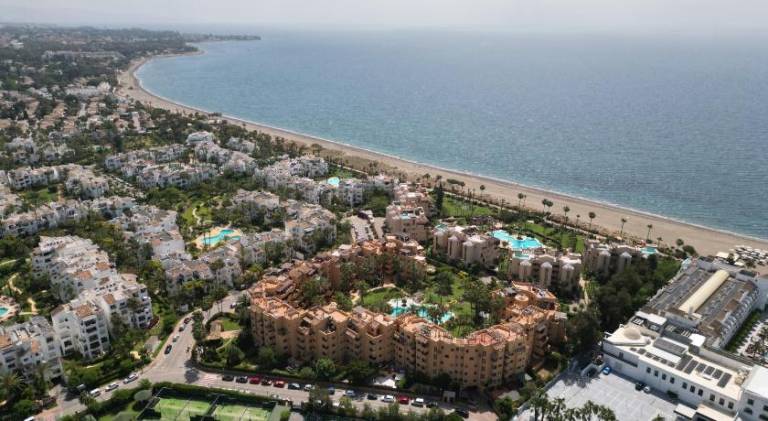 Apartment with patio, BBQ & pool in Estepona
