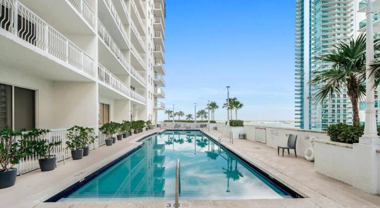 Lovely apartment with jacuzzi & pool | Dogs allowed in Miami, FL