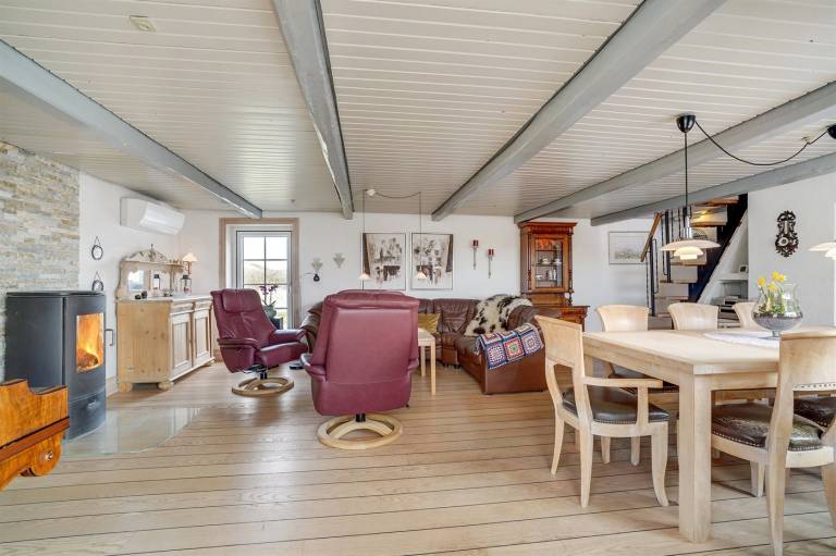 Child-friendly lovely vacation home with patio & hot tub | Pet-friendly — photo 3