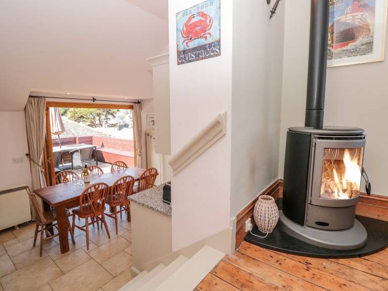 Child-friendly beautiful cottage with patio & yard | Beach view | Pets are welcome — photo 4