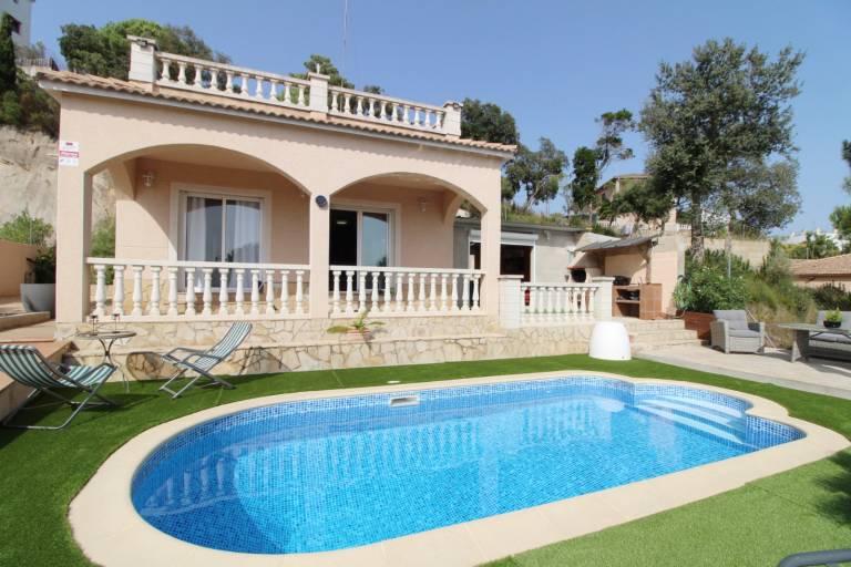 Villa familial piscine priv&eacute;e vue montagne