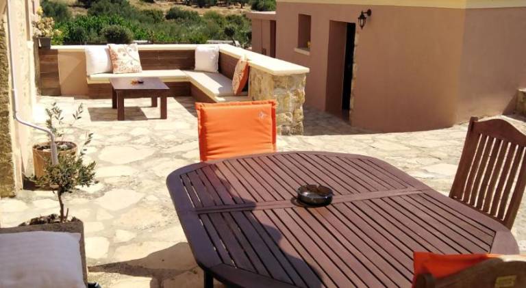 Villa with pool — photo 4