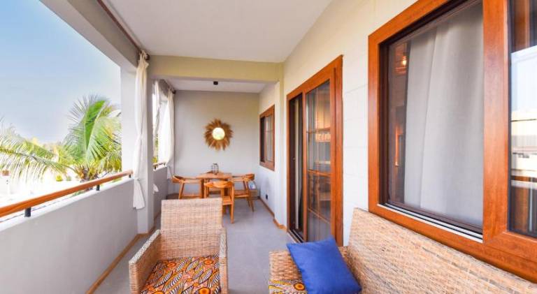 Serviced apartment with yard & patio — photo 5