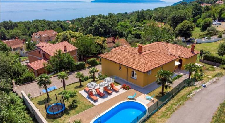 Vacation home with hot tub & pool in Lovran