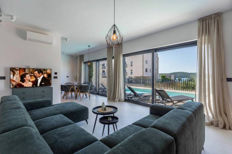 Child-friendly villa with private pool, yard & BBQ | Pet-friendly — photo 4
