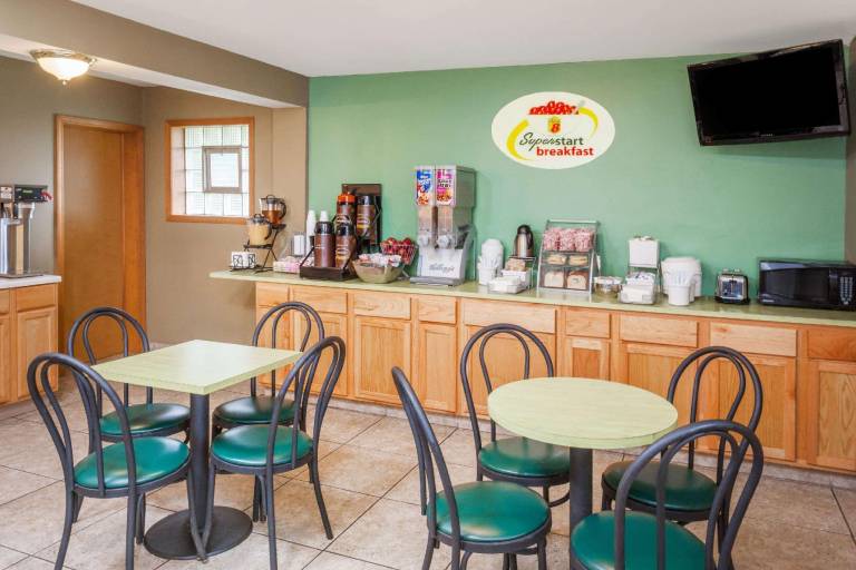 Super 8 by Wyndham Stevensville/St. Joseph — photo 4