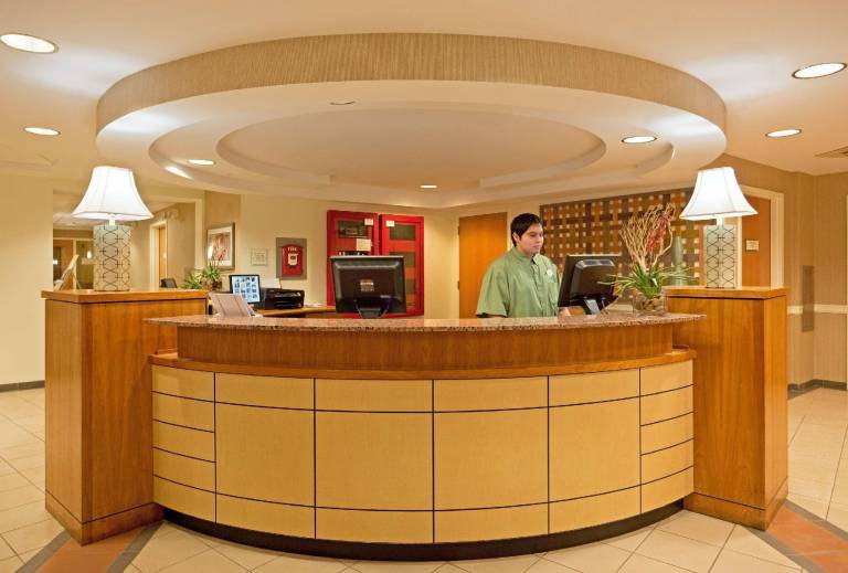 La Quinta Inn & Suites by Wyndham Boston Somerville — photo 5