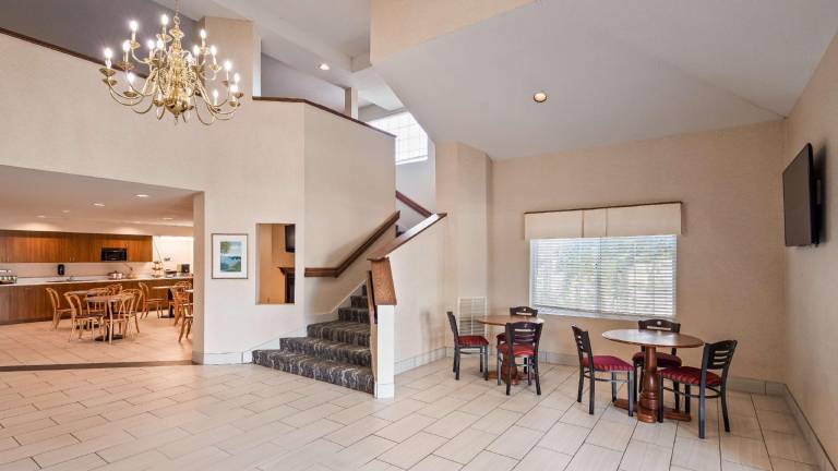 Charlevoix Inn & Suites SureStay Collection by Best Western — photo 3