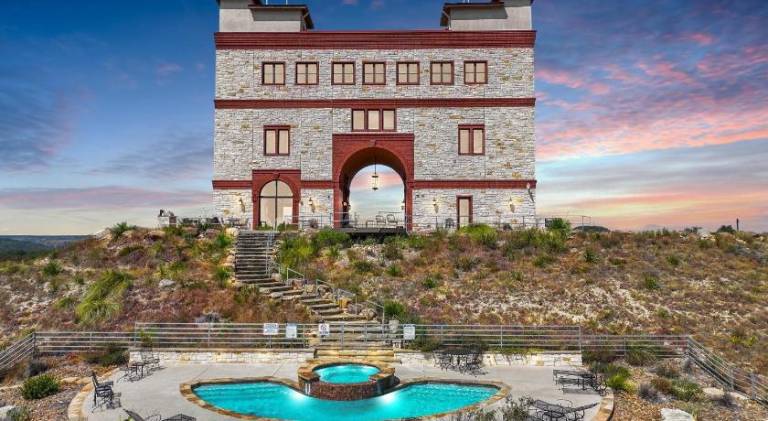 Rental apartment with jacuzzi & pool in Blanco, TX