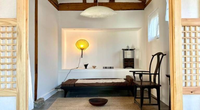Ample villa with yard & terrace | Close to Bukchon Hanok Village | Good for workation | Pets are welcome — photo 4
