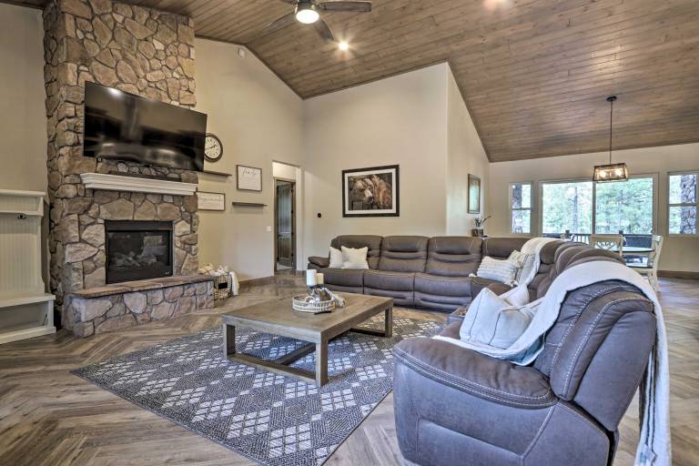 Stylish Home w/ Expansive Deck in Show Low! — photo 4