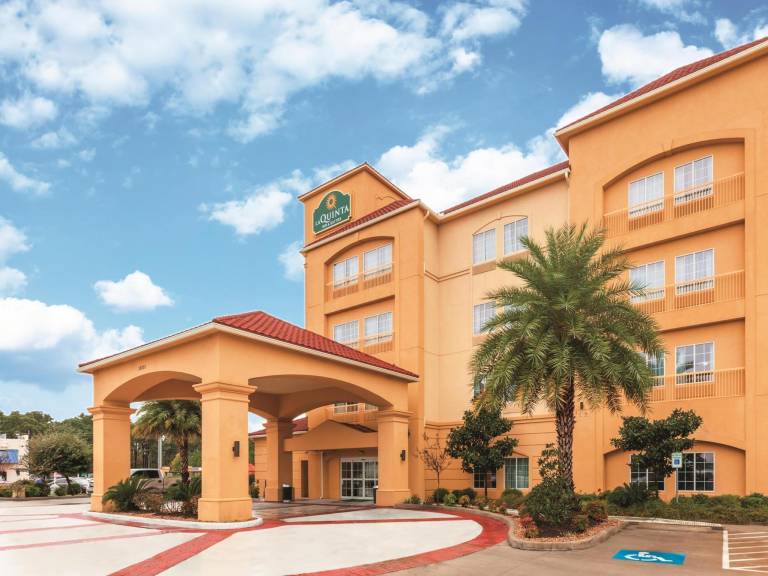 La Quinta Inn & Suites by Wyndham Houston Bush Intl Airpt E in Humble, TX