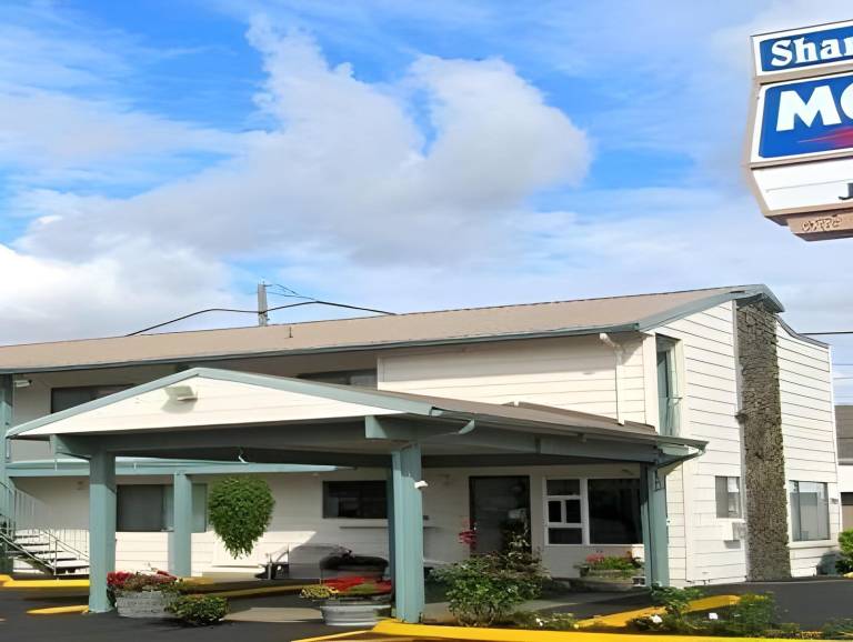 Shanico Inn in Lebanon, OR
