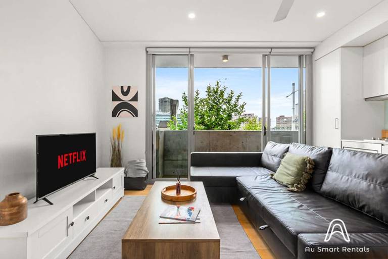 Central stylish 1 bedroom with balcony and air con