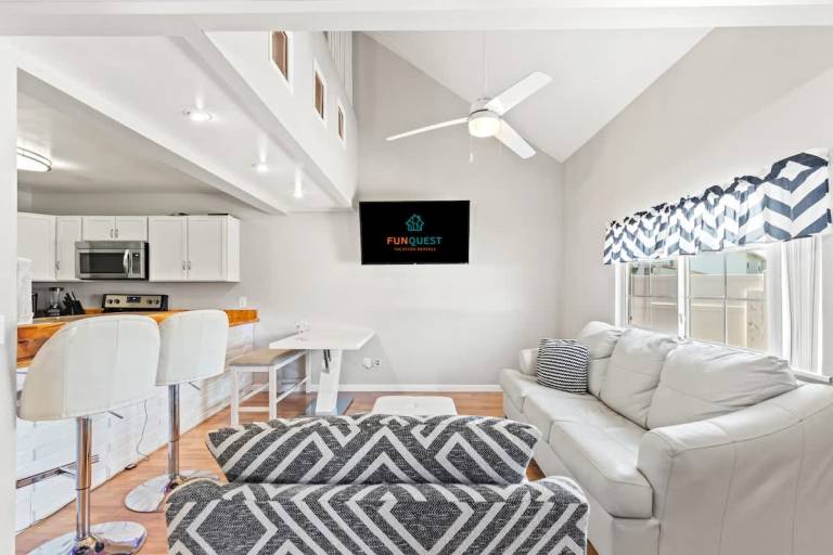 5218 Beach Dr C Townhome Minutes From the Beach