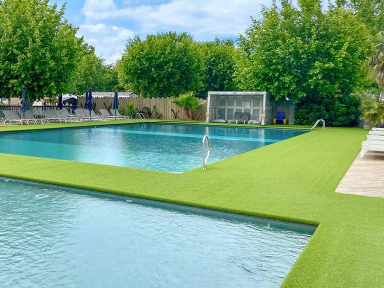 Children-friendly mobile home with heated pool & patio | Pets allowed — photo 2