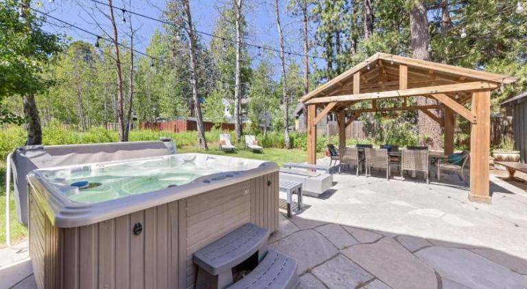 Pleasant house with jacuzzi | Next to the beach | Pets allowed in Tahoe City, CA