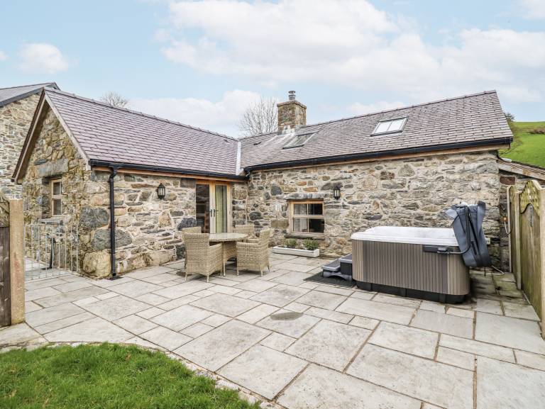 Cottage with garden, jacuzzi & barbecue in Conwy