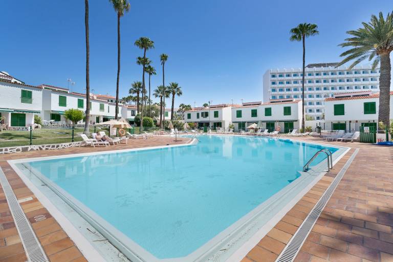 Holiday Home 'Beautiful Beach Bungalow' with Shared Pool, Wi-Fi & Air Conditioning in San Bartolomé de Tirajana