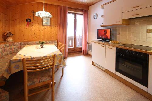 Holiday apartment with barbeque & yard — photo 2