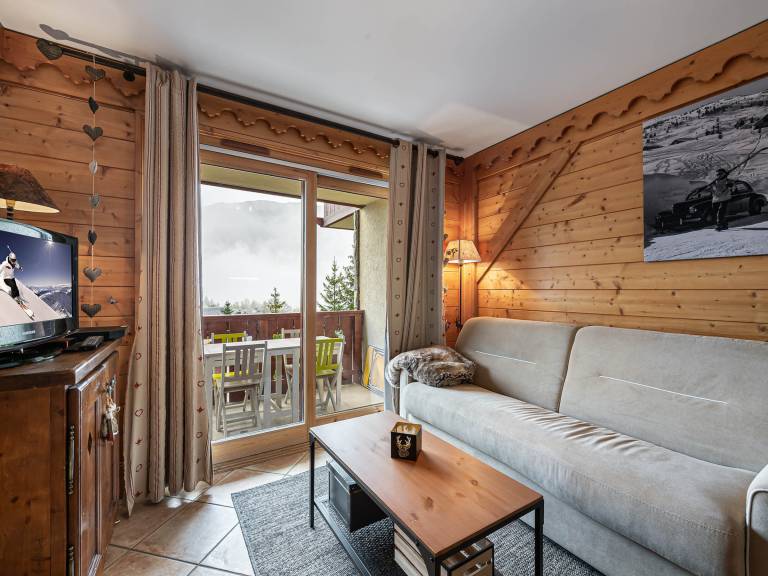 Bright apartment near slopes with pool access, pets allowed — photo 3