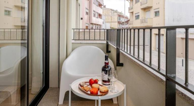 HostWise - Stylish Flat with Terrace & Garage — photo 3