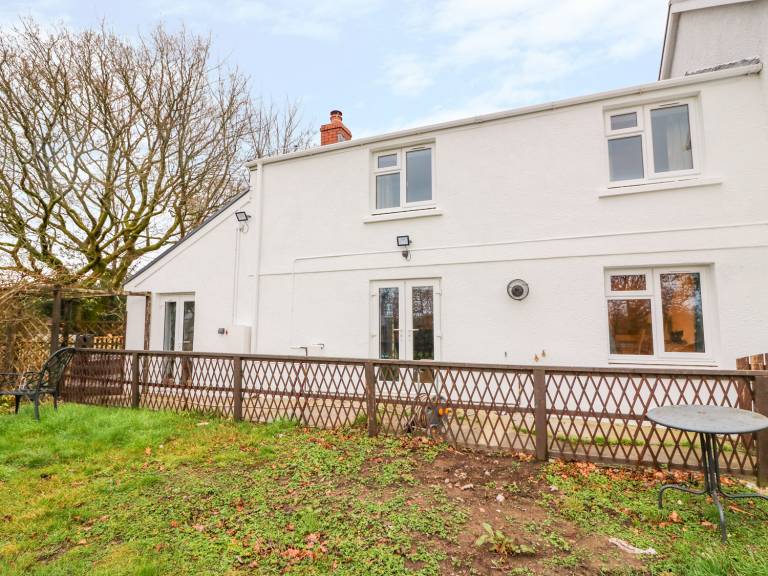 Family-friendly cottage with jacuzzi & yard | Pets are welcome in Carmarthen