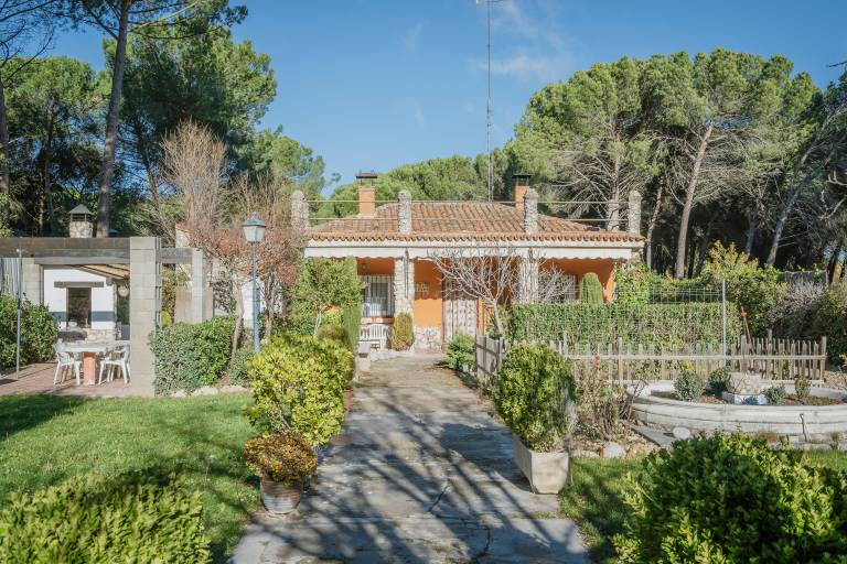 Family-oriented spacious house with private pool, garden & barbeque | Garden view | Dogs allowed — photo 3