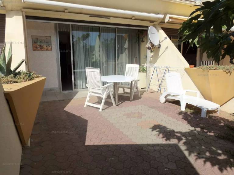 Studio with yard & terrace — photo 2