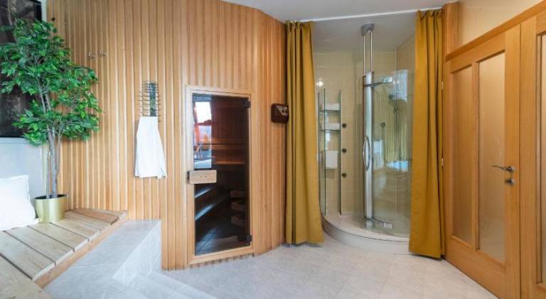 Apartment with pool — photo 3