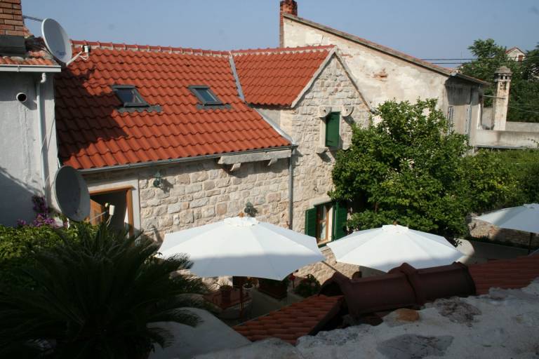 Holiday apartment with terrace | Dogs allowed in Jelsa