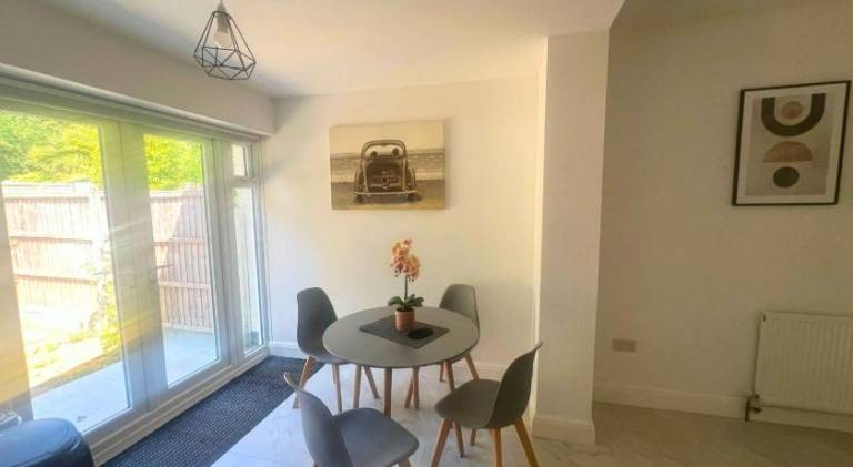 Aisiki Stays Uxbridge House, Near Heathrow & Denham 5-Bedroom & 2-Bathroom, Pet Friendly House with — photo 4