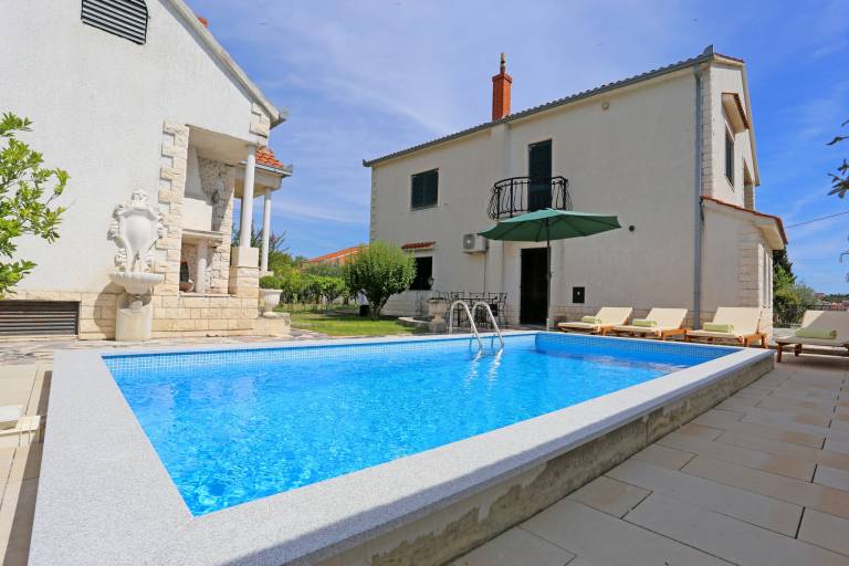 Rental apartment with patio, private pool & grill | Garden view in Podstrana