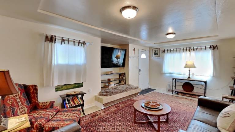 Cozy country-style home, relaxing views off the deck, and dog friendly! — photo 3