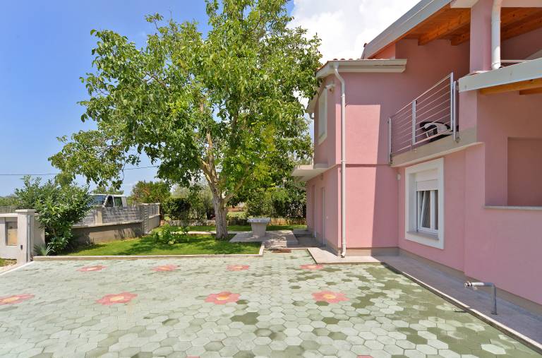 House with grill, terrace & heated pool — photo 3