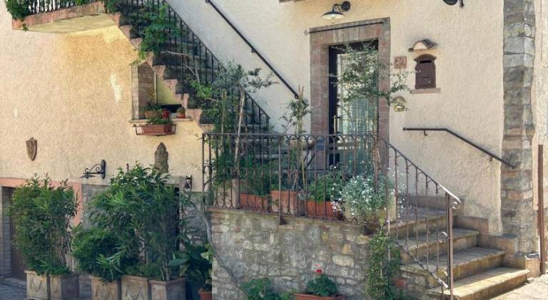 Beautiful serviced apartment with yard & patio | Perfect for remote work | Pet-friendly in San Venanzo