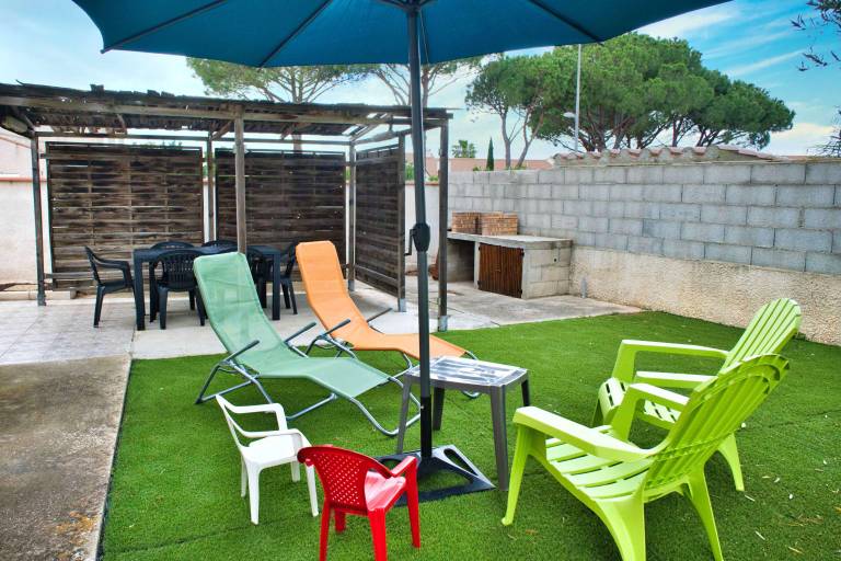 Vacation home with patio, yard & barbecue — photo 2